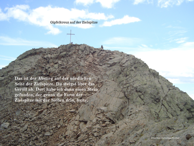 Der Abstieg von der Zielspitze führt dich über viel Geröll.