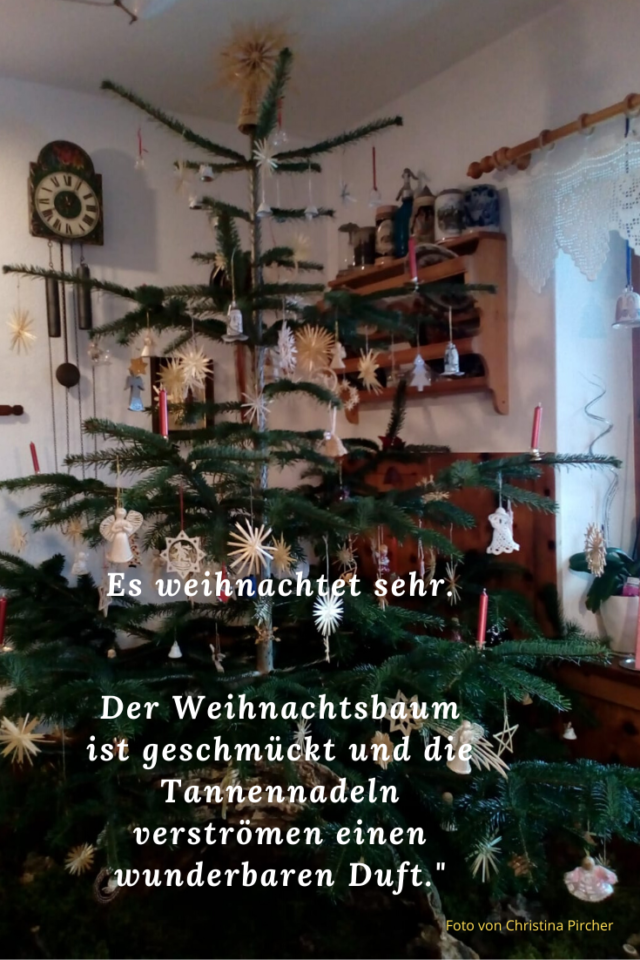 Der geschmückte Weihnachtsbaum mit Krippe 